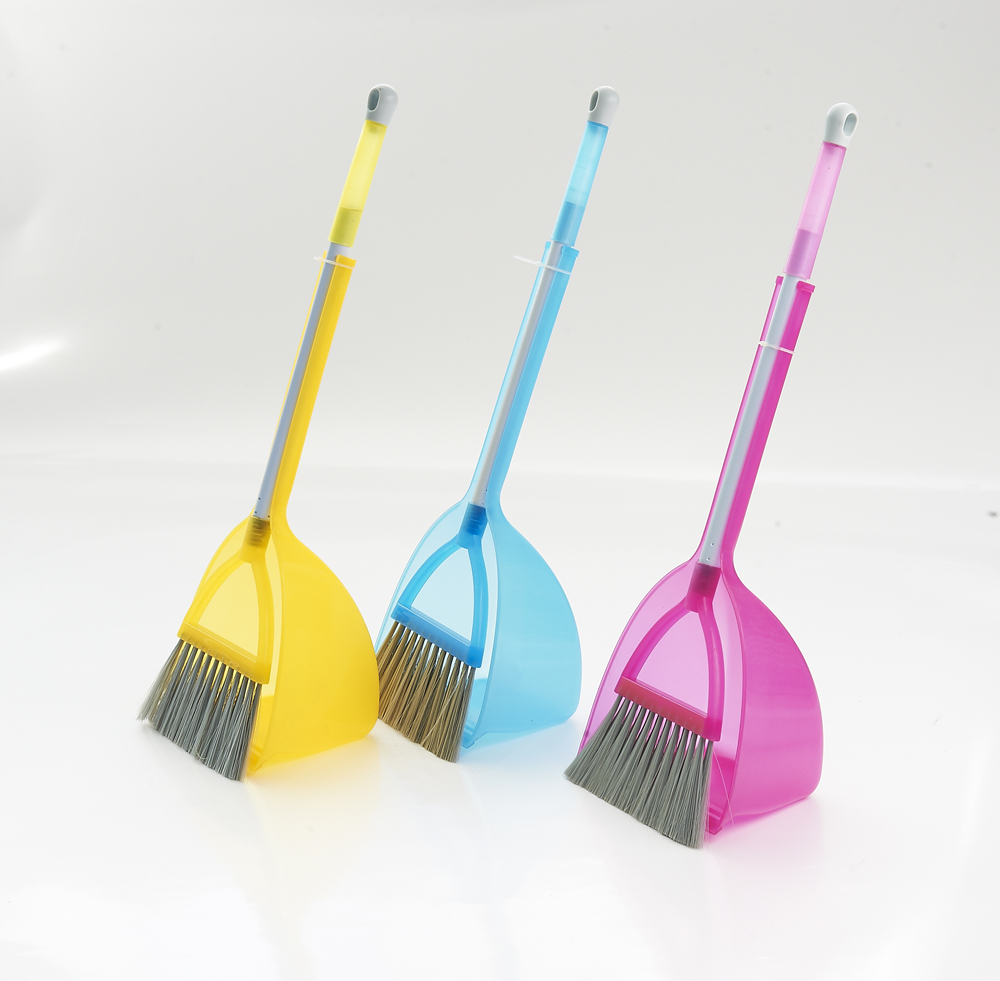 The Advantages of Using a Dustpan and Brush